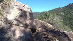Le piton rocheux équipé d'un câble de sécurité